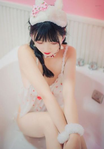 手伸进她的乳罩里揉搓着_HD神马影院在线